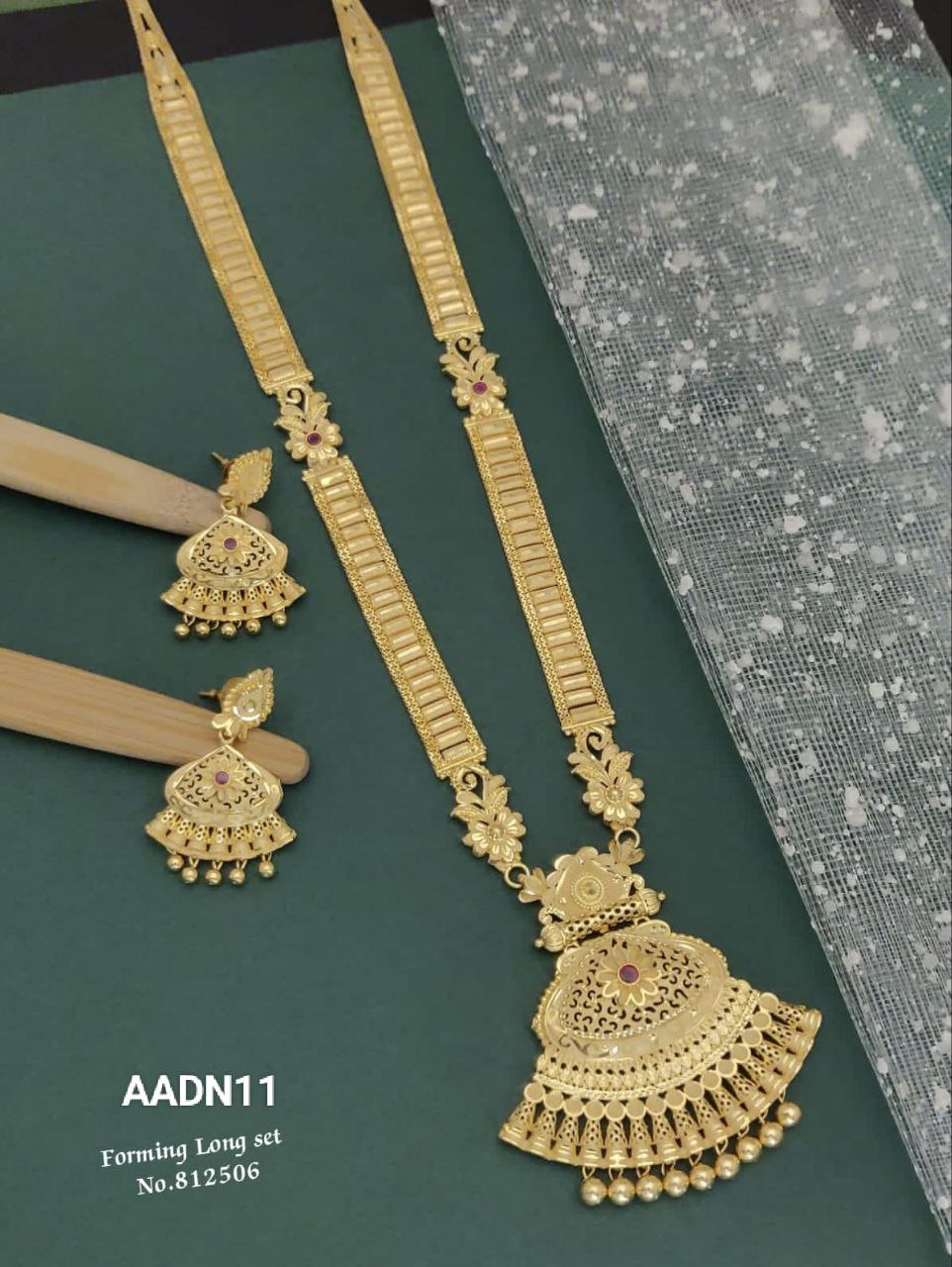 Women-Forming-Necklace set