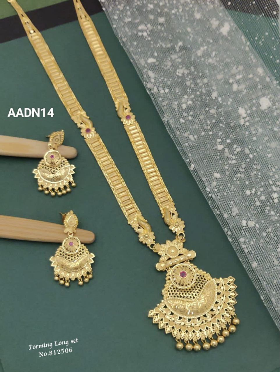 Women-Forming-Necklace set