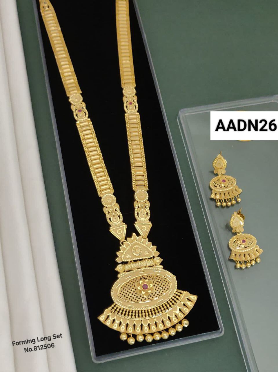 Women-Forming-Necklace set
