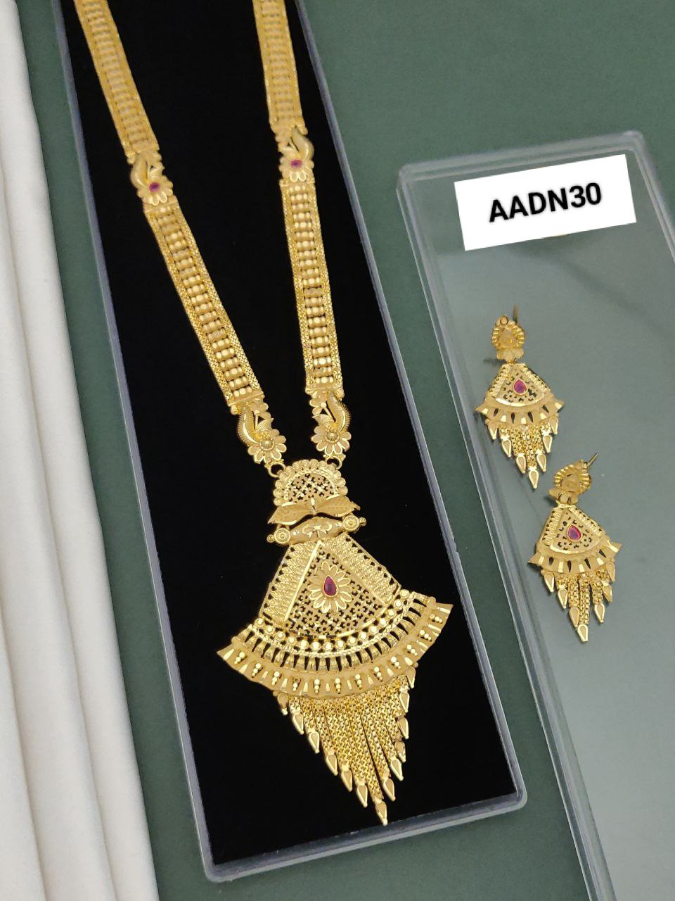 Women-Forming-Necklace set