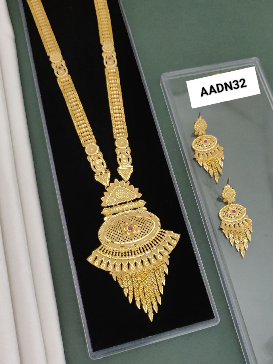 Women-Forming-Necklace set