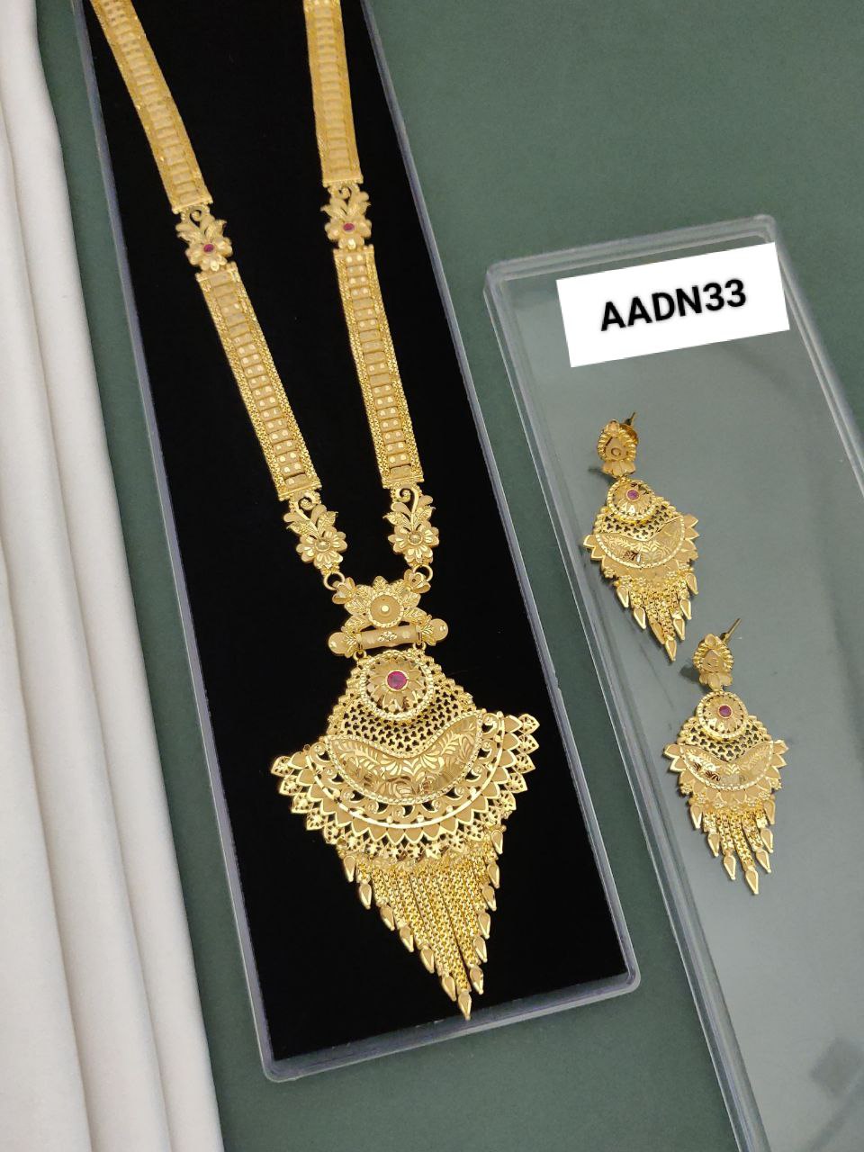 Women-Forming-Necklace set