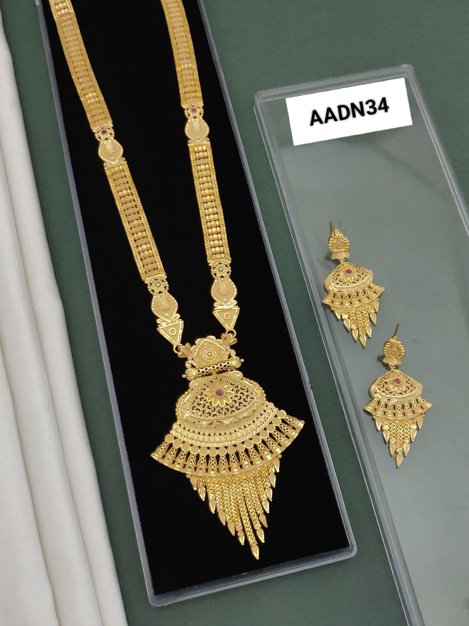 Women-Forming-Necklace set